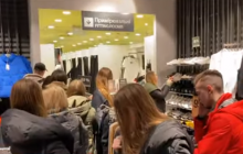 "Черная пятница" в разгаре: в Киеве сотни людей стоят в очередях за скидками (видео)