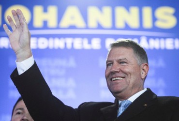 Президент Румынии рассказал, на сколько еще останется в должности после отмены выборов