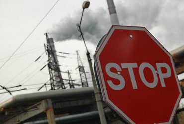 Дефіцит пального: росіяни знищили найбільше підприємство з виробництва нафтопродуктів в Україні