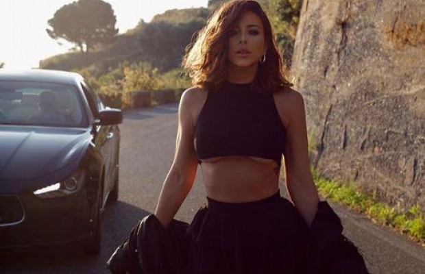 Горячая штучка: Лорак в экстравагантном мини взбудоражила сеть (фото)