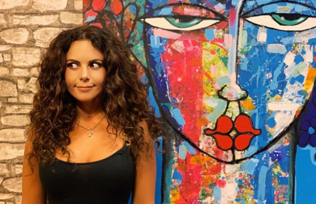 Настя Каменских сверкнула стройными ногами в ультракороткой юбке (фото)