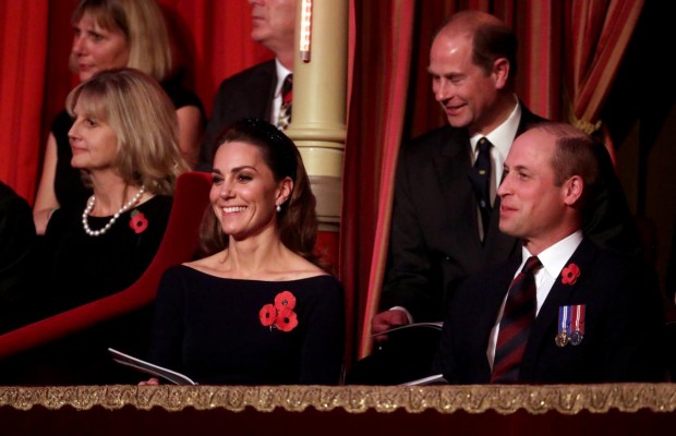 Какая тонкая талия: Кейт Миддлтон в утонченном образе приехала на концерт (фото)