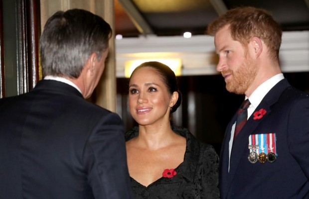 Меган Маркл подчеркнула декольте в элегантном черном платье (фото)