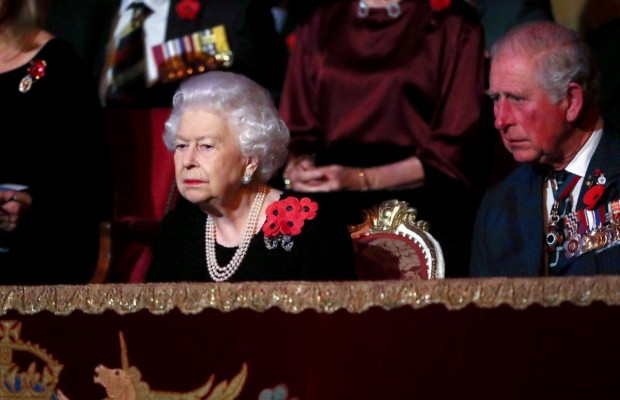 Красивая даже в черном: королева Елизавета II посетила торжественный концерт (фото)