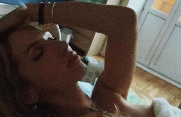Лобода в обтислому топі блиснула сосками на фото