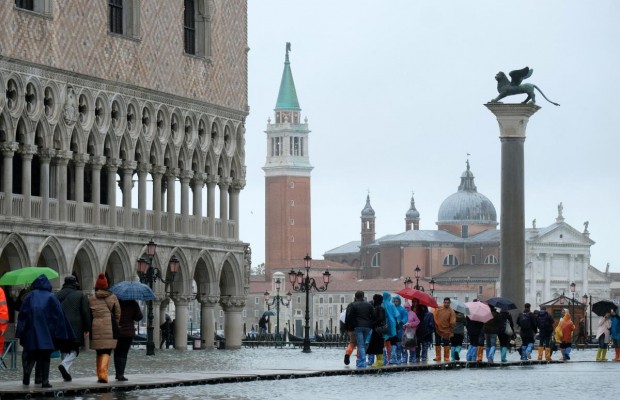 Когда наводнение туристам не помеха: в Венеции традиционный сезон "высокой воды" (фоторепортаж)