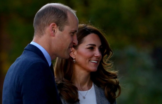 В блейзере и укороченных бордовых брюках: герцогиня Кембриджская поразила нарядом для встречи с волонтерами (фото, видео)