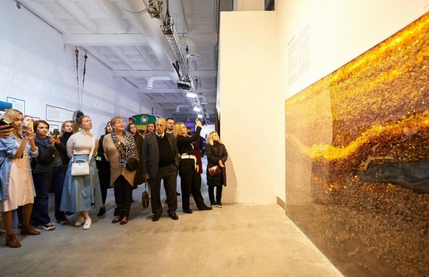 Батьківщина-матір та автопортрет Малевича: на вокзалі в Києві відкрили виставку (фото, відео)