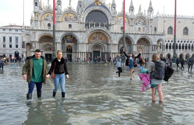 У Венеції площу Святого Марка відкрили для туристів, але вода тримається високо (фото, відео)