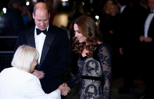 В роскошном платье от Alexander McQueen: герцогиня Кембриджская с принцем Уильямом посетили театр (фото)