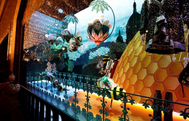 Пчелиное царство и елка на потолке: парижский универмаг вновь поразил рождественским оформлением (фоторепортаж)