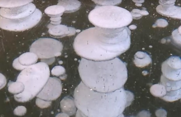 В Китаї замерзле озеро вкрилося космічними візерунками із бульбашок метану (відео)