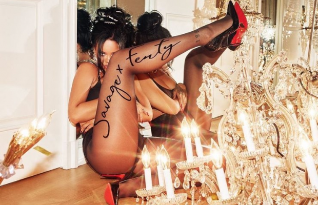 Полураздетая Рианна снялась в затейливой позе (фото)