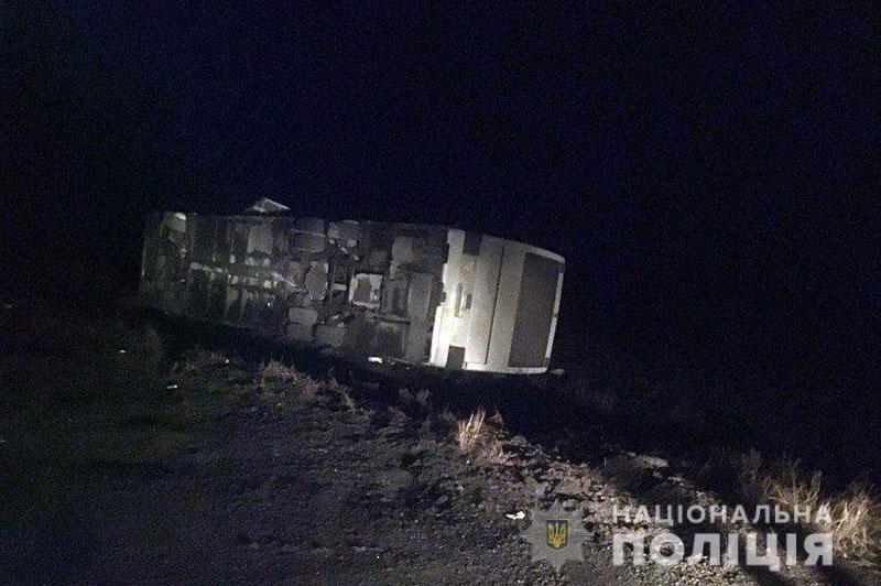 В Донецкой области перевернулся рейсовый автобус / police.dn.ua В Донецкой области перевернулся рейсовый автобус / police.dn.ua