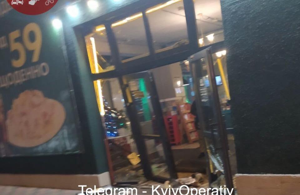 Молодчики автомобилем разбили входные двери заведения / фото facebook.com/KyivOperativ Молодчики автомобилем разбили входные двери заведения / фото facebook.com/KyivOperativ