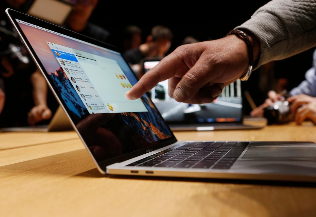 Apple may release a new laptop / REUTERS photo