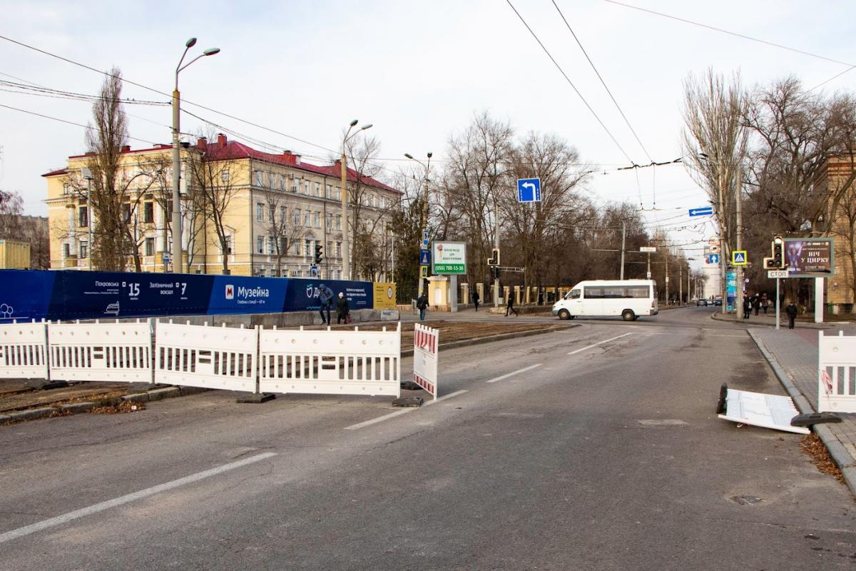 Через два місяці біля аварійного гуртожитку відновили рух транспорту / фото міськради Дніпра 