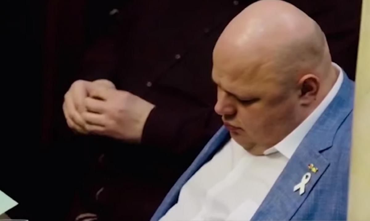 Разбудил депутата коллега Юрий Корявченков / Скриншот Разбудил депутата коллега Юрий Корявченков / Скриншот