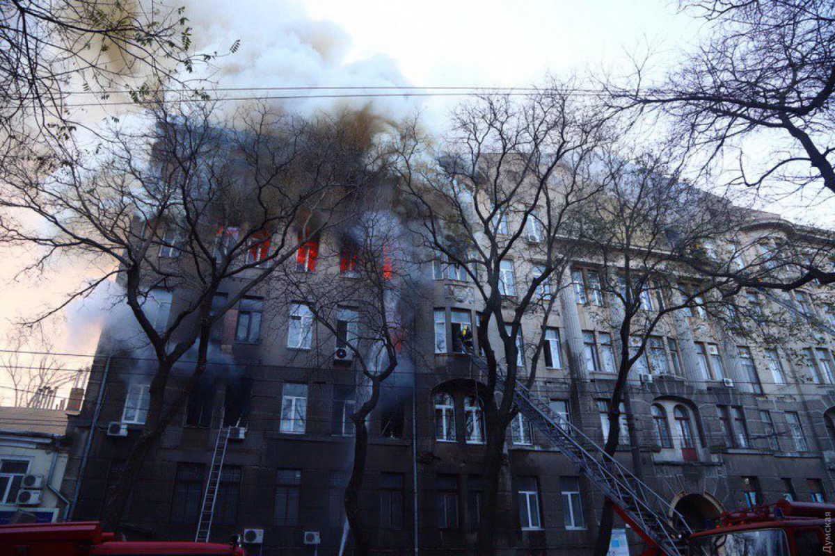 По данным полиции, пропавших без вести после пожара более десятка / фото Думская