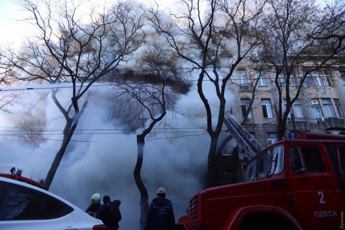 Тушение пожара осложнялось быстрым распространением огня, большим количеством находящихся внутри людей и постоянным разрушением здания / фото Думская