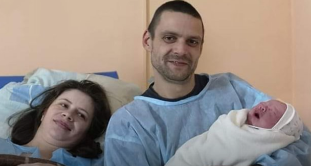 Надежда и Андрей Приказновы вместе со своим сыном Романом сразу после родов / фото медиков