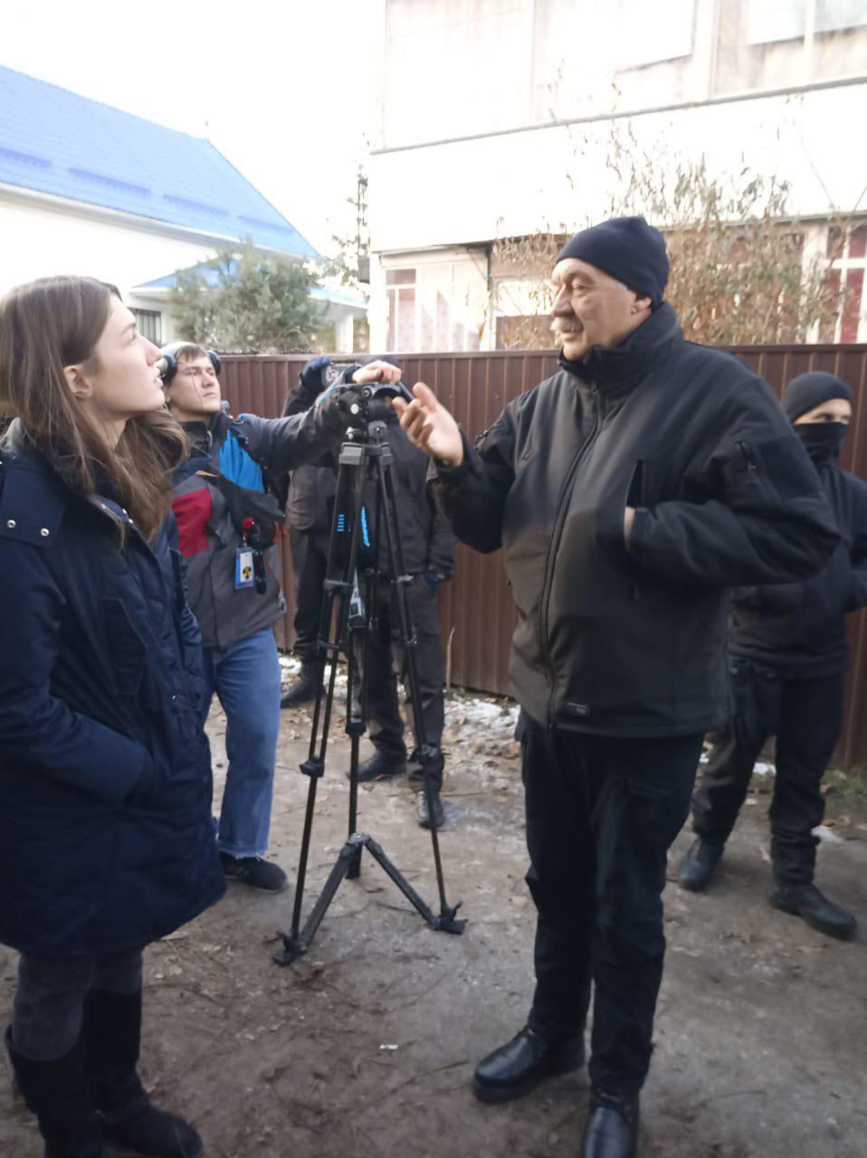 'Рожкова, заявление на стол!' Активисты снесли ворота под домом заместителя Смолия (видео, фото) 'Рожкова, заявление на стол!' Активисты снесли ворота под домом заместителя Смолия (видео, фото)