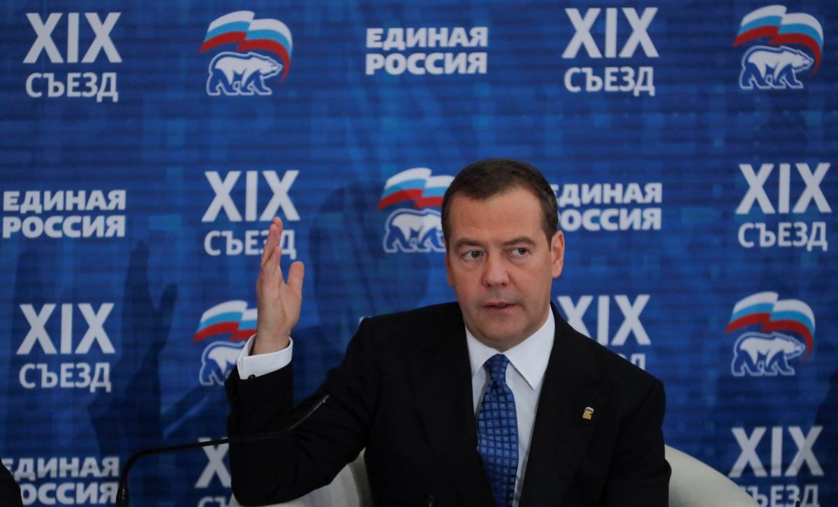 Медведєв натякнув, що у Росії є альтернатива – це власна платіжна система усередині РФ / Фото: REUTERS