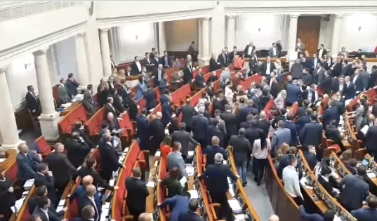 В Раде сегодня подрались нардепы / Скриншот В Раде сегодня подрались нардепы / Скриншот