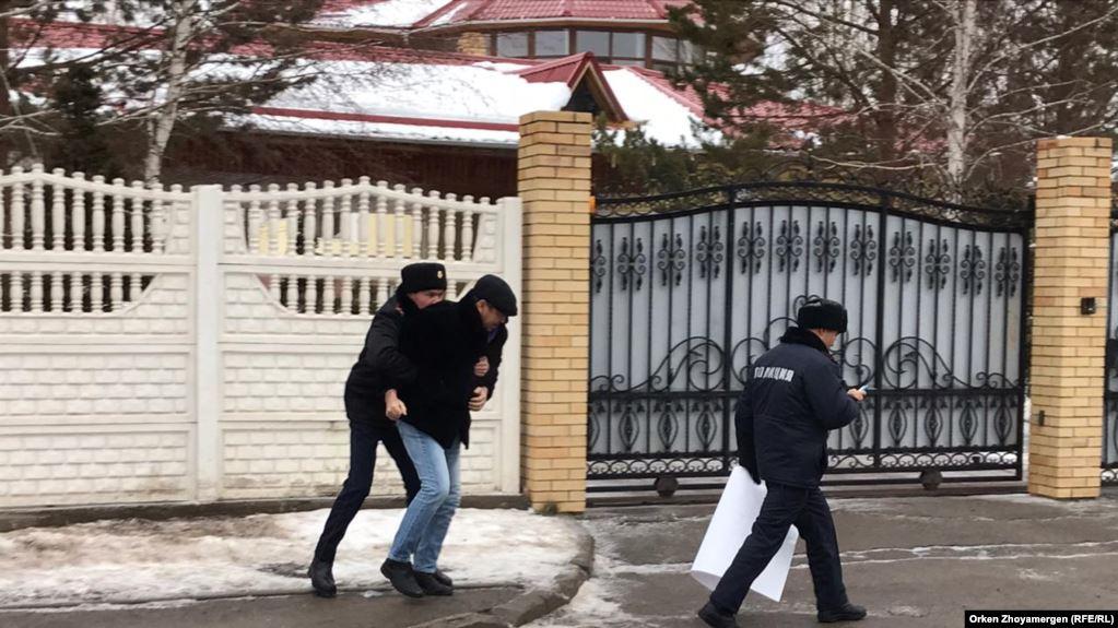 Художник пришел просить прощения у украинского посольства / фото: Радио Азаттык Художник пришел просить прощения у украинского посольства / фото: Радио Азаттык