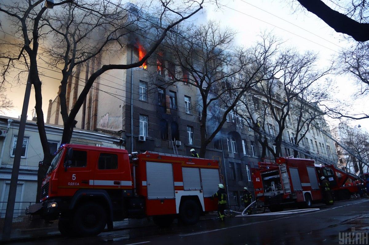 Масштабному пожару в Одесском колледже присвоен статус техногенной чрезвычайной ситуации госуровня / фото УНИАН