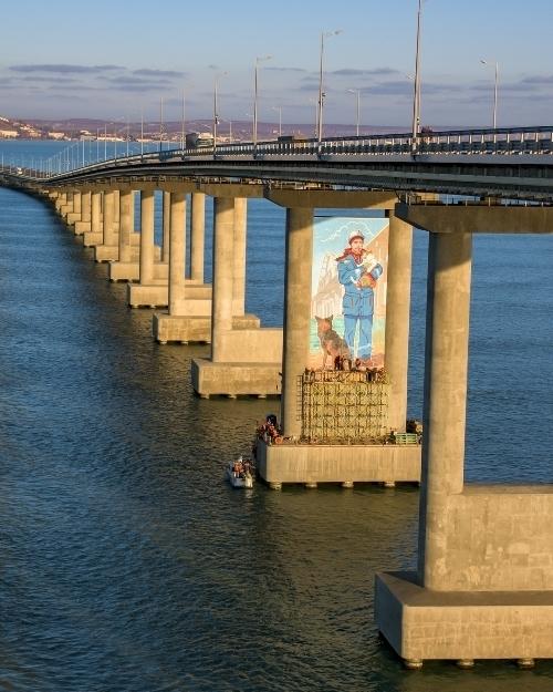 Большое граффити с котом Мостиком и строителем нарисовали на Крымском мосту / "Лента.ру" Большое граффити с котом Мостиком и строителем нарисовали на Крымском мосту / "Лента.ру"