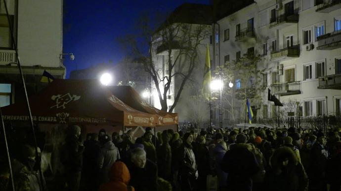 На Банковій зібралися вже понад тисяча осіб / фото Ельдар Сарахман, УП На Банковій зібралися вже понад тисяча осіб / фото Ельдар Сарахман, УП