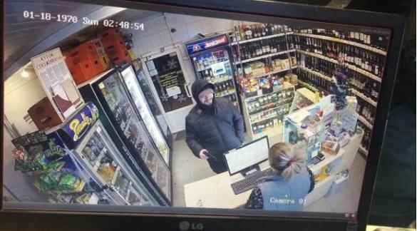 Камера зафіксувала, як зловмисник тримає пістолет та усміхається / фото Ігоря Зінкевича Камера зафіксувала, як зловмисник тримає пістолет та усміхається / фото Ігоря Зінкевича