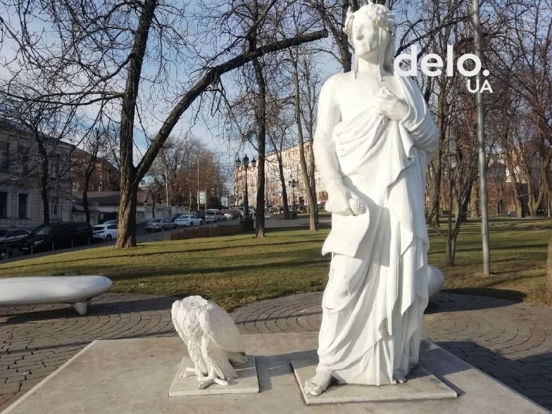 Уже вдруге орлу відбили голову / фото: delo.ua Уже вдруге орлу відбили голову / фото: delo.ua