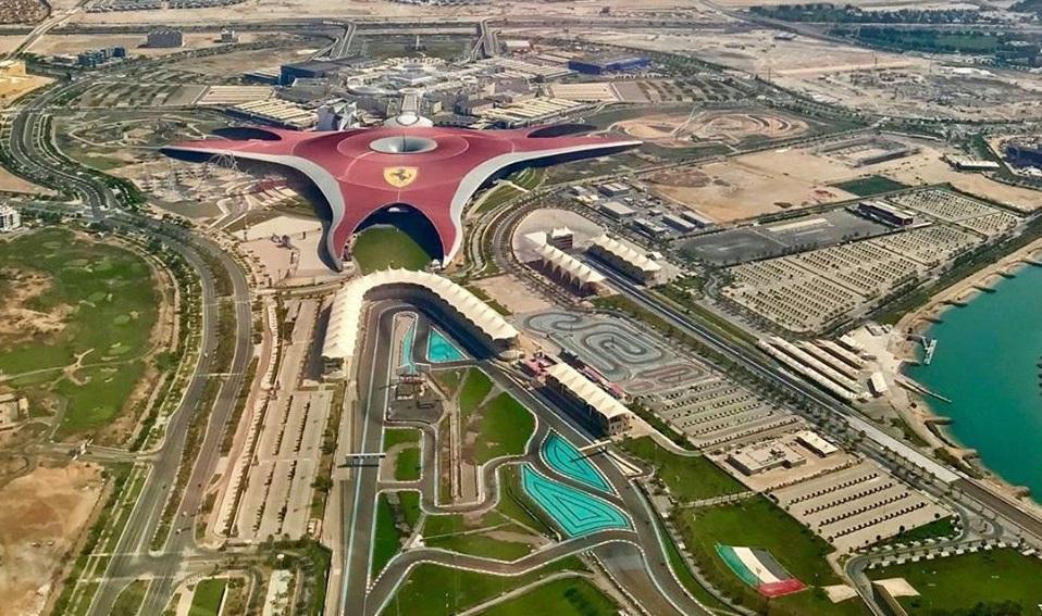 Крышу парка видно даже из космоса \ Ferrari World Abu Dhabi