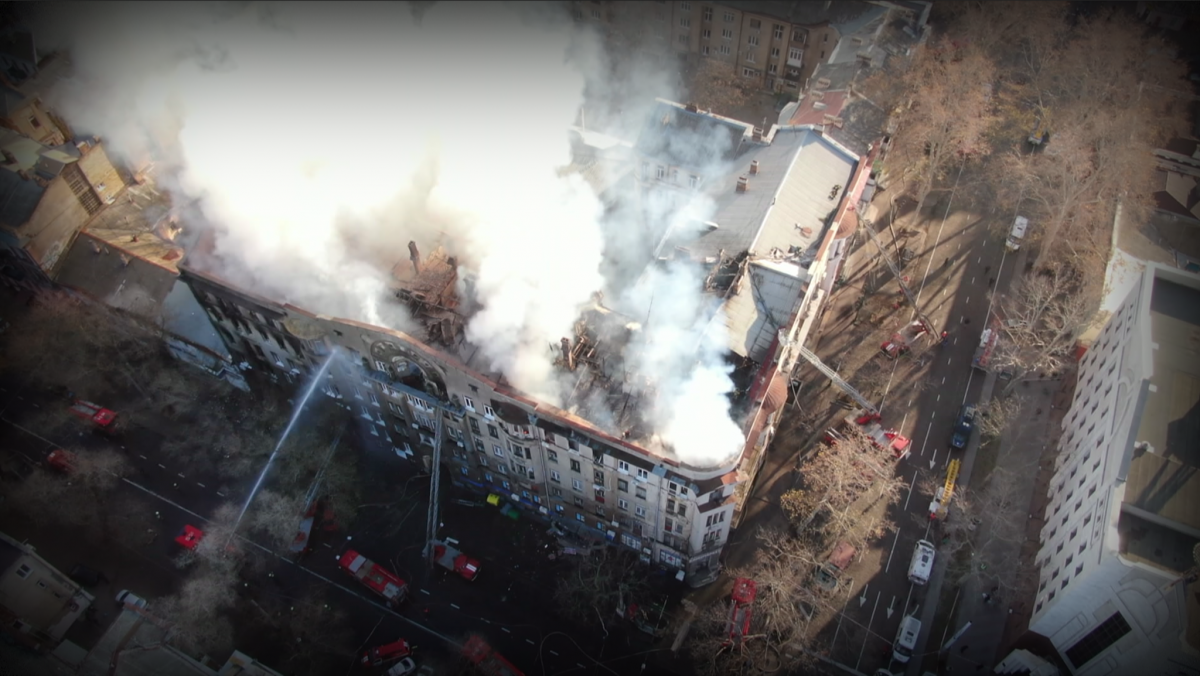Активісти і юристи вважають, що пожежу спричинив підпал. Адже на шостому поверсі будівлі згорів архів БТІ
