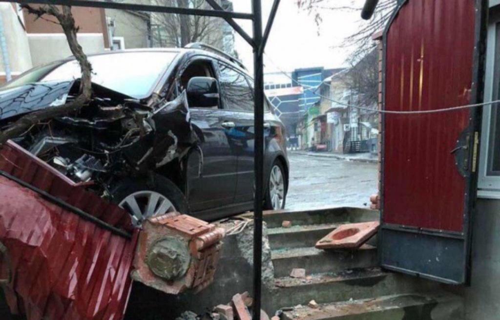 Во время преследования патрульный не успел затормозить и разбил служебный Mitsubishi / фото: очевидцев из соцсетей Во время преследования патрульный не успел затормозить и разбил служебный Mitsubishi / фото: очевидцев из соцсетей
