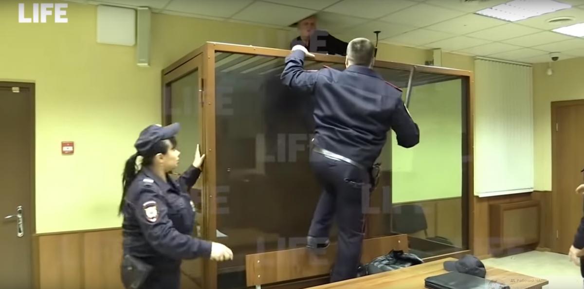 Леонід Грейсер намагався втекти під час суду / скріншот Леонід Грейсер намагався втекти під час суду / скріншот