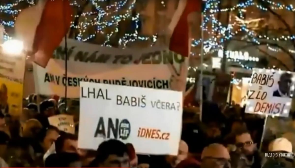 Чехи вийшли на протест проти прем’єра Бабіша / скріншот Чехи вийшли на протест проти прем’єра Бабіша / скріншот