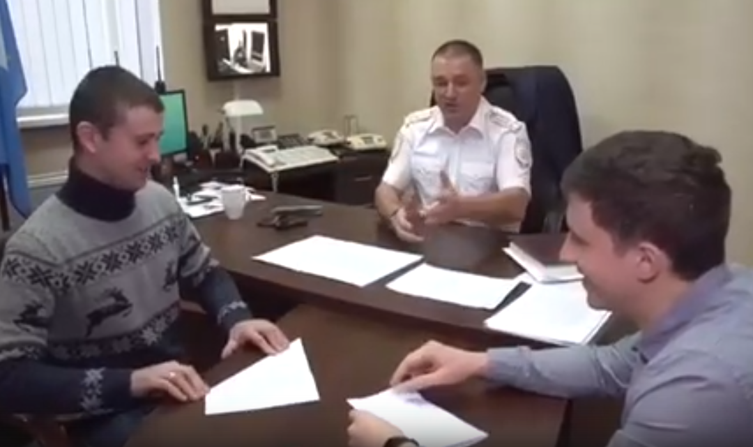 Поліцейських покарали за передноворічний жарт / скріншот Поліцейських покарали за передноворічний жарт / скріншот