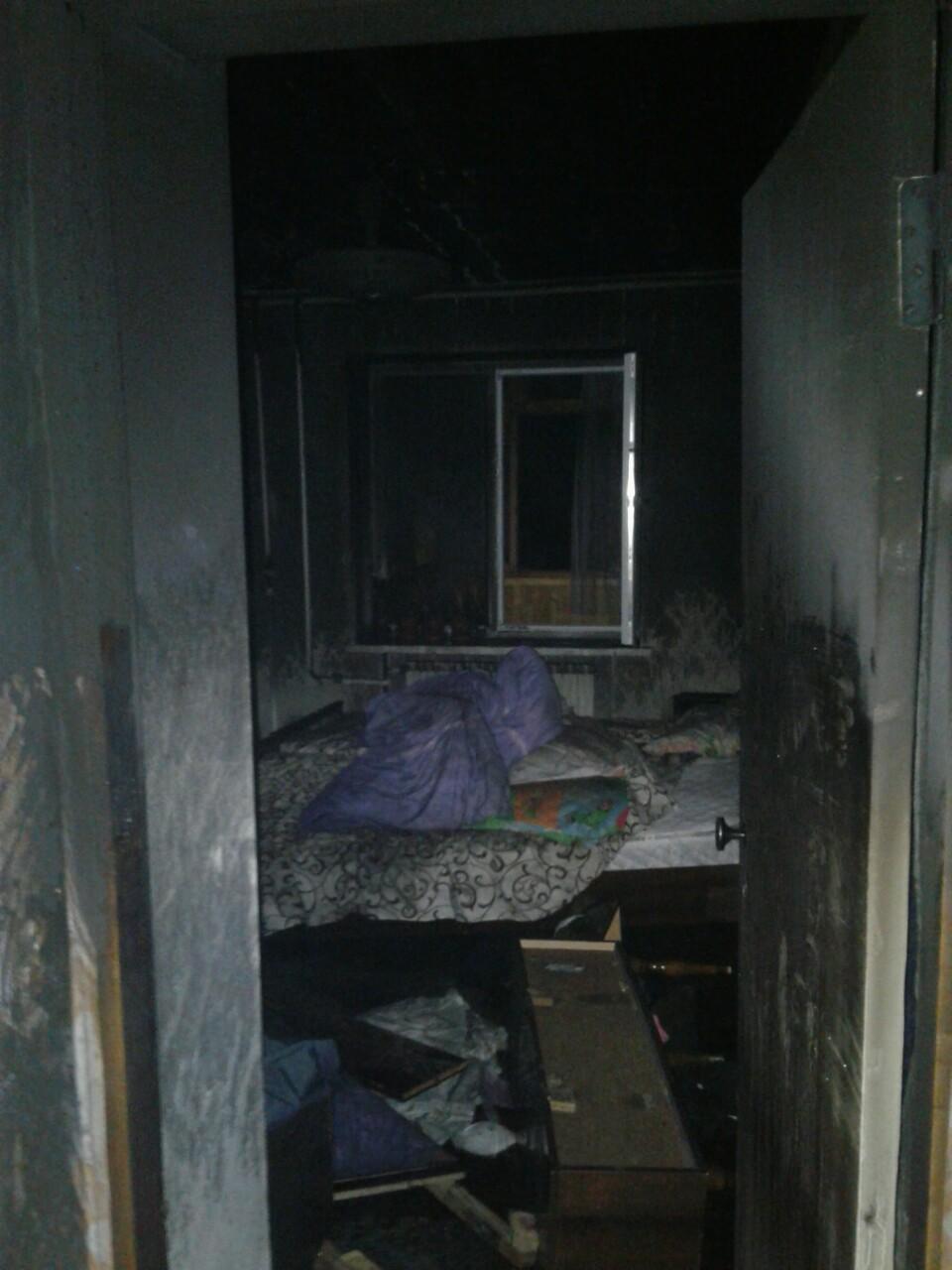 На момент прибуття рятувальників у кімнаті горіли домашні речі на площі близько 10 кв.м / Фото: ДСНС На момент прибуття рятувальників у кімнаті горіли домашні речі на площі близько 10 кв.м / Фото: ДСНС