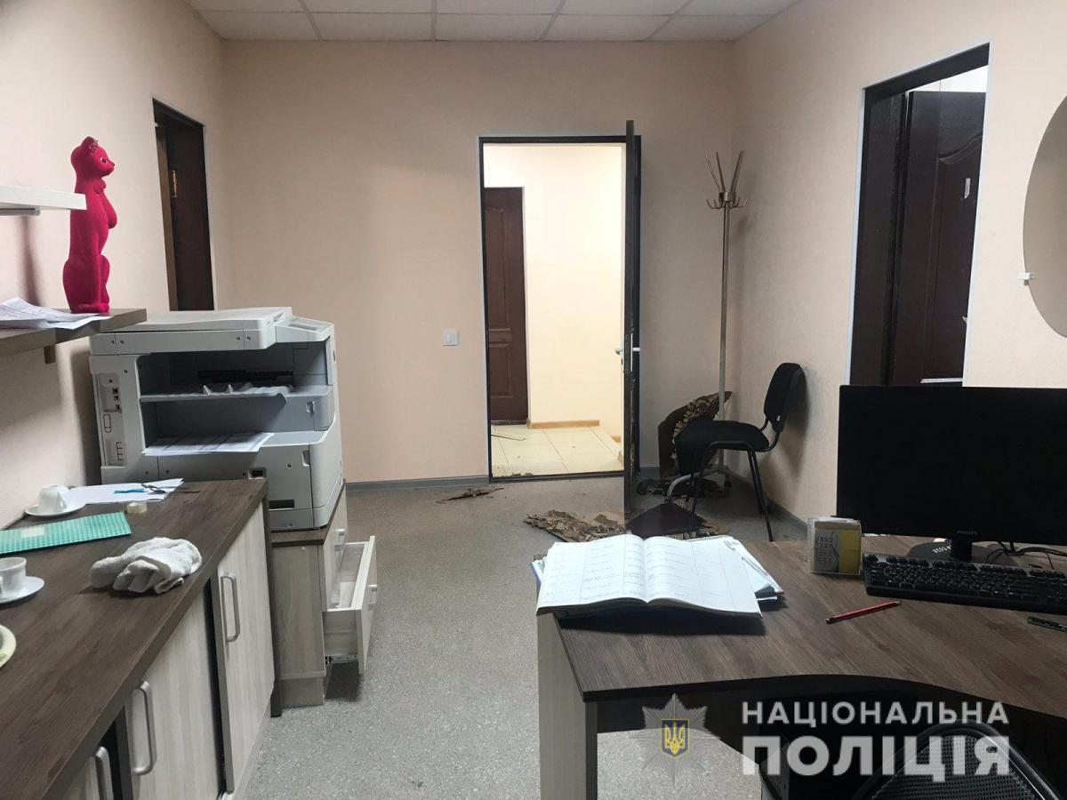 Розбійний напад скоїли троє чоловіків в масках / фото ГУ НП в Миколаївській області Розбійний напад скоїли троє чоловіків в масках / фото ГУ НП в Миколаївській області