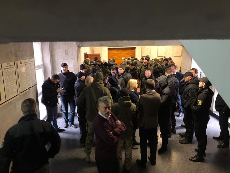 Во Львове на сессию городского совета пришли добровольцы с вопросами к Садовому / фото facebook.com/hrystyna.protsak Во Львове на сессию городского совета пришли добровольцы с вопросами к Садовому / фото facebook.com/hrystyna.protsak