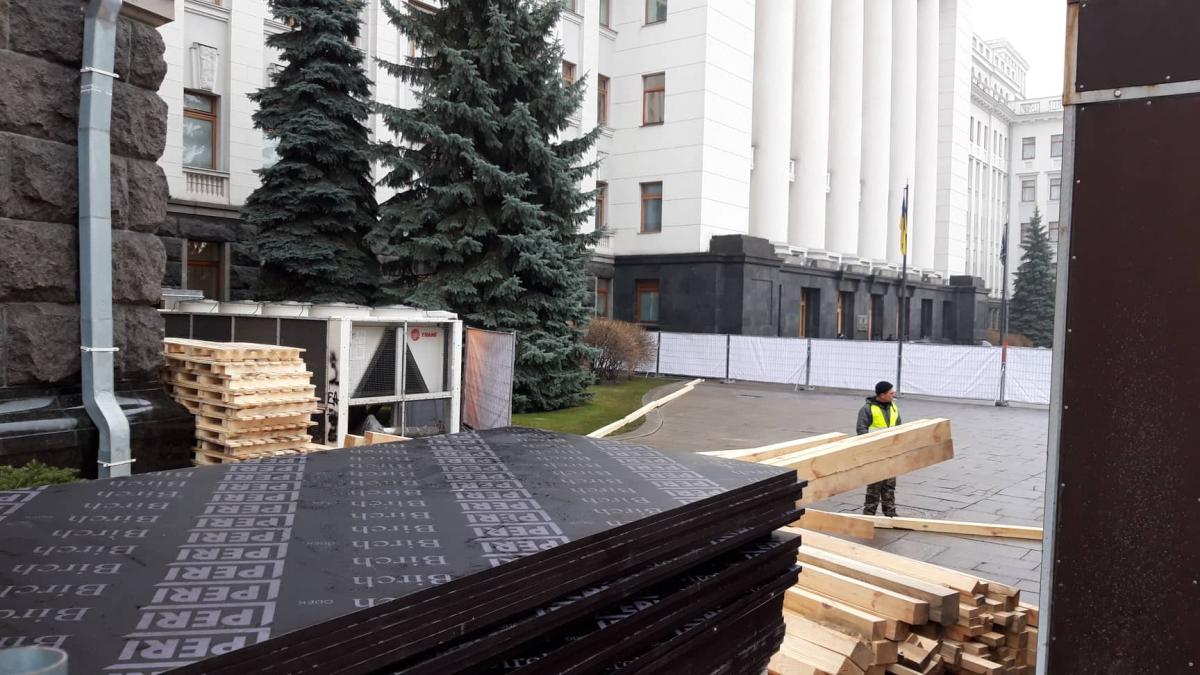Ковзанку розмістили на місці, де раніше проходили акції протесту громадян / strana.ua Ковзанку розмістили на місці, де раніше проходили акції протесту громадян / strana.ua