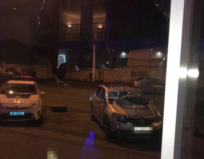 В Одесі розбили вітрину автосалону / фото: Патрульна поліція В Одесі розбили вітрину автосалону / фото: Патрульна поліція