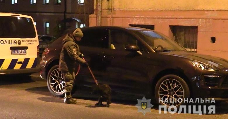 Зловмисник намагався прикріпити на авто трекер для стеження / фото: поліція Києва Зловмисник намагався прикріпити на авто трекер для стеження / фото: поліція Києва