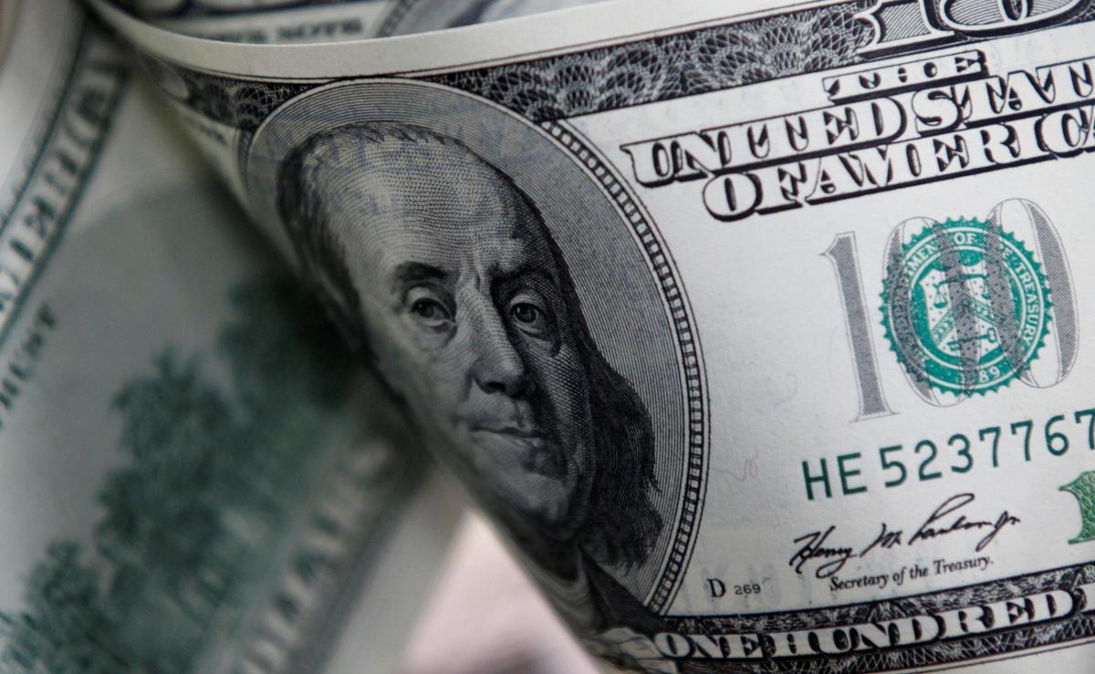 26 ноября курс доллара к гривне сегодня подешевел на 20 копеек / иллюстрация REUTERS