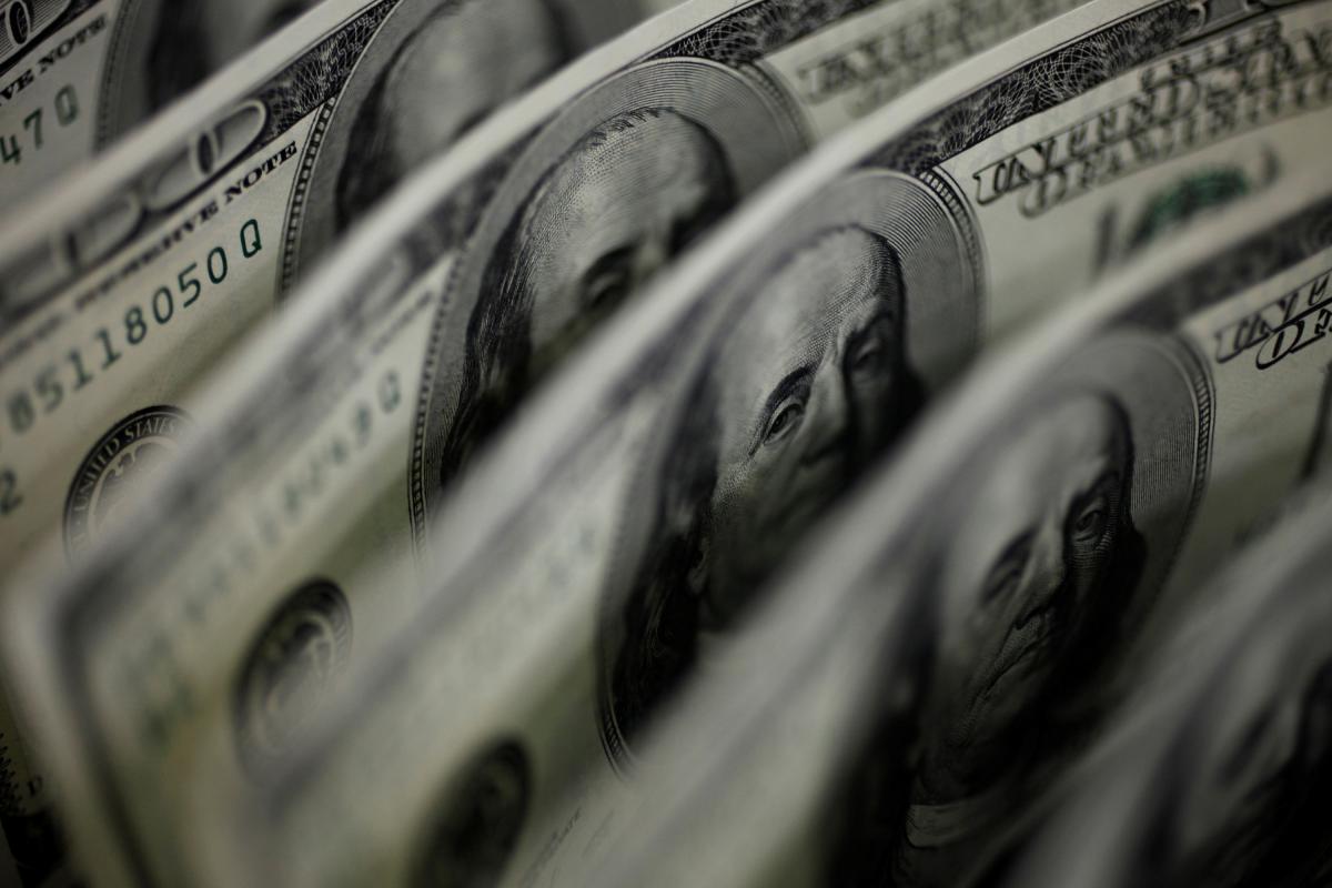 НБУ установил 29 апреля официальный курс доллара к гривне на уровне 39,60 грн/долл. / фото REUTERS
