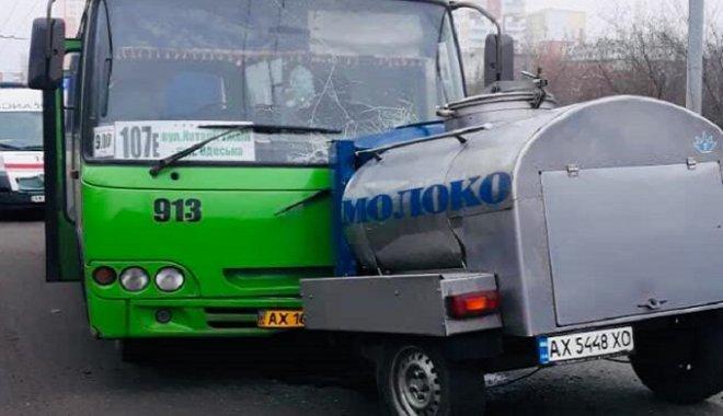 "Швидка" опинилася на місці ДТП через 3 хвилини / Фото: КЗОЗ "Центр екстреної медичної допомоги та медицини катастроф" "Швидка" опинилася на місці ДТП через 3 хвилини / Фото: КЗОЗ "Центр екстреної медичної допомоги та медицини катастроф"