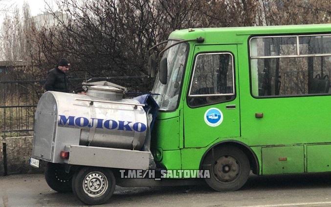 Удар припав на бік водія машратуки / Фото: Х. Салтівка Удар припав на бік водія машратуки / Фото: Х. Салтівка